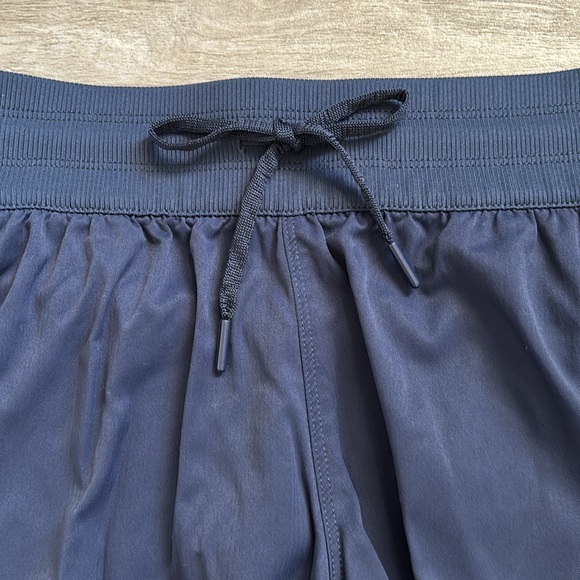 The North Face Navy Blue Shorts With Pockets Size Medium - Picture 3 of 12